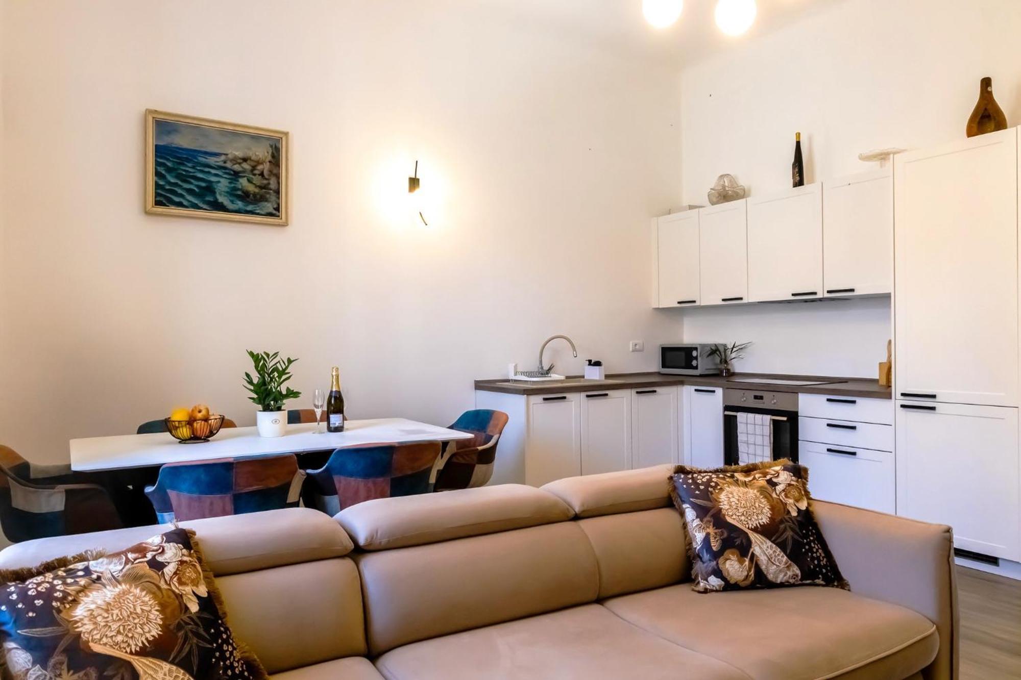 Center Azura Vista Apartment
